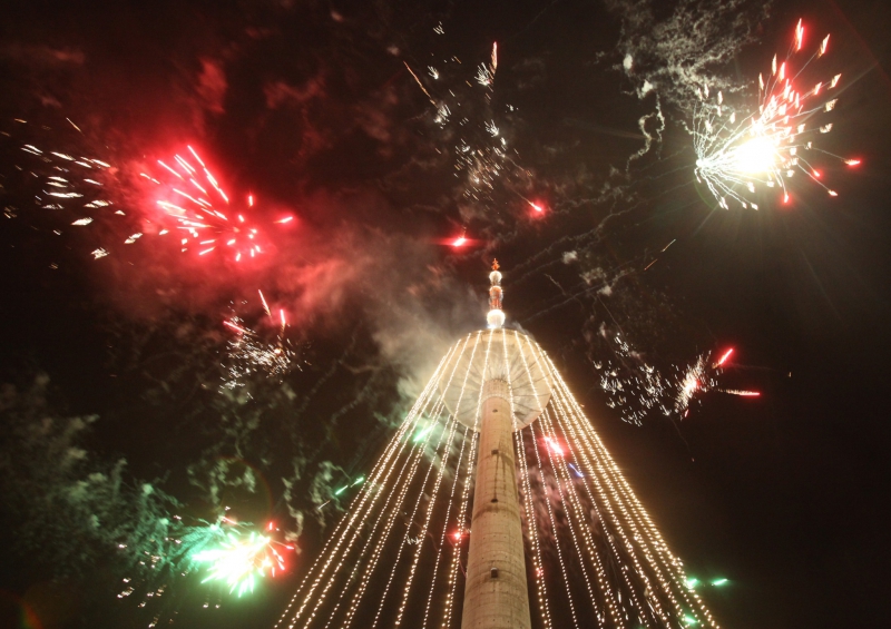 Įžiebta didžiausia Europoje Kalėdų eglė - Vilniaus televizijos bokštas (Foto)