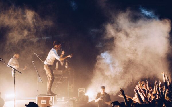 Tarptautiniam apdovanojimui nominuotą dainą „Colours of Bubbles“ įamžino įspūdingame koncerte arenoje