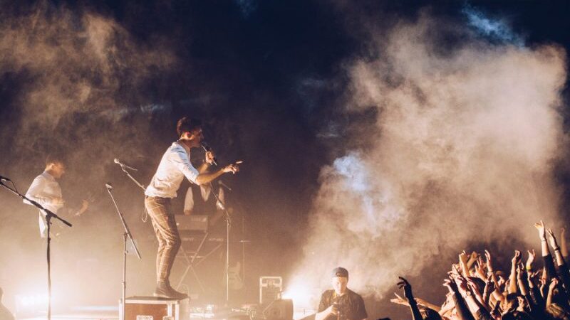 Tarptautiniam apdovanojimui nominuotą dainą „Colours of Bubbles“ įamžino įspūdingame koncerte arenoje