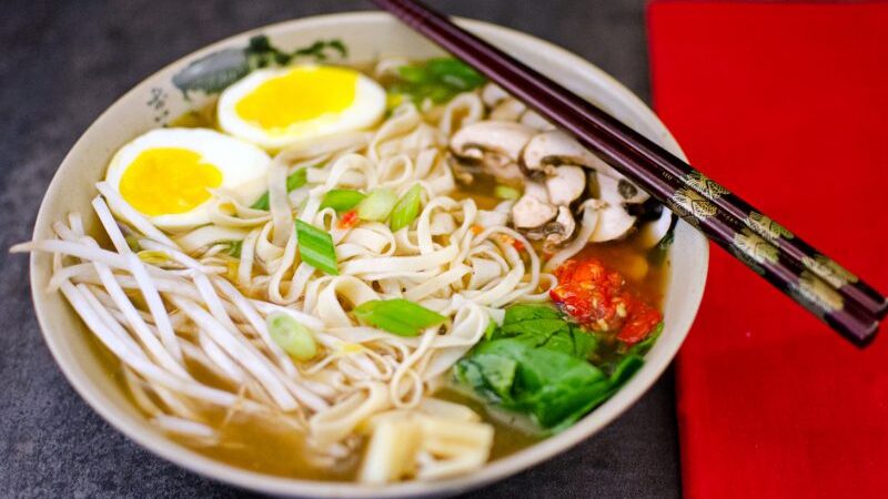 5 būdai kaip paįvairinti greitai paruošiamus makaronus