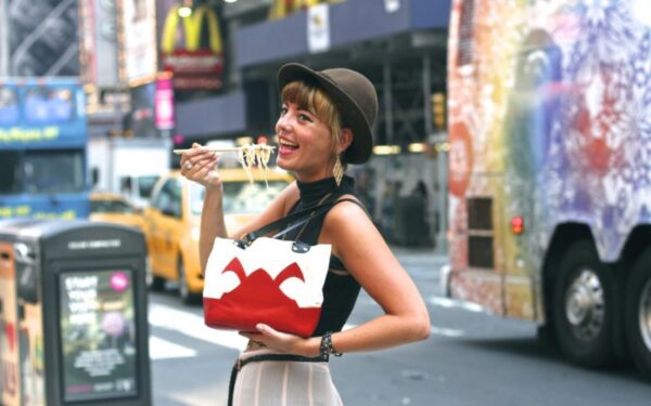 Makaroniniai auskarai, valgymui mieste skirti rankinukai ir kiti japonų išradimai