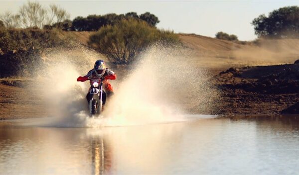 Kaip motociklu įveikti 1,5 metro gylio vandens telkinį (video)