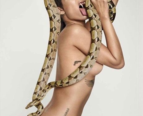 „Gyvatiškoje“ fotosesijoje Rihanna įkūnijo mitologinę būtybę (foto, video)