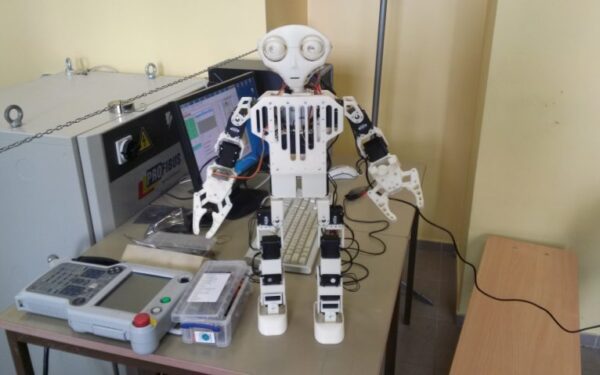 Studentai stebina toliau: sukurtas robotas humanoidas (foto, video)