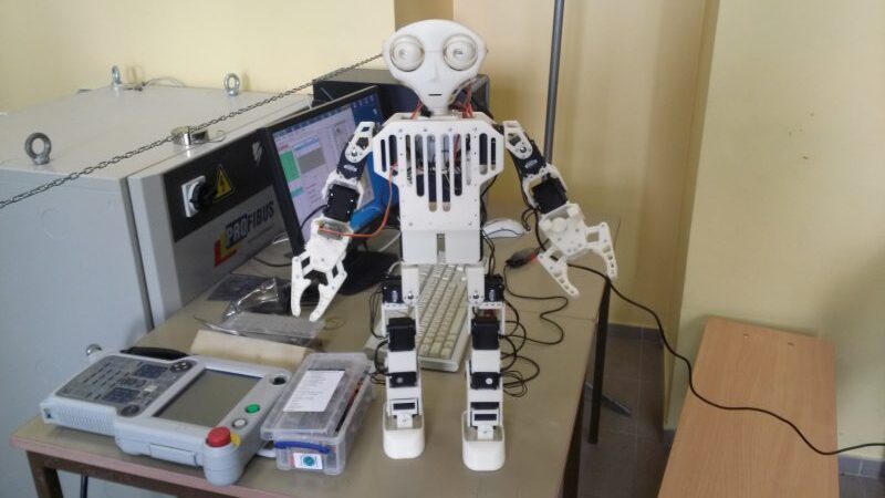 Studentai stebina toliau: sukurtas robotas humanoidas (foto, video)