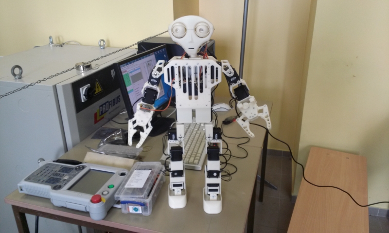 Studentai stebina toliau: sukurtas robotas humanoidas (foto