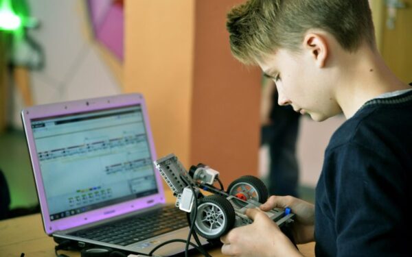 Vaikas ilgai sėdi prie kompiuterio? Paverskite tai privalumu!