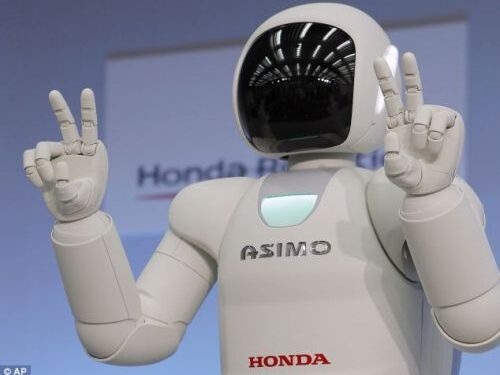 Šokantis ir kamuolį spardantis ASIMO robotukas (Foto, video)
