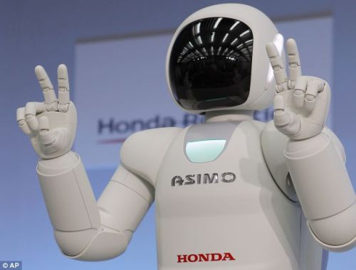 Šokantis ir kamuolį spardantis ASIMO robotukas (Foto