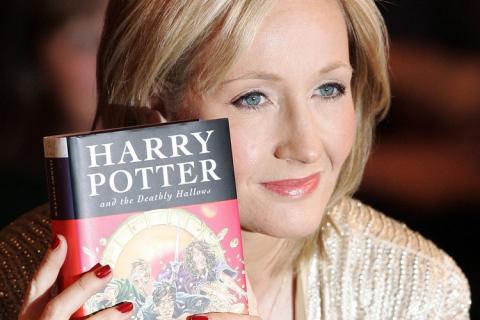 Joanne K. Rowling rašo naują knygą - šįsyk suaugusiesiems
