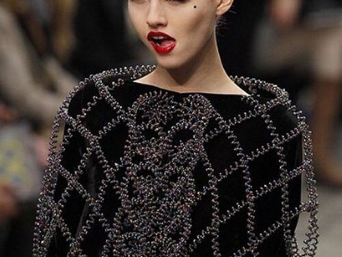 Charlotte Free – modelis rožiniais plaukais (Foto)