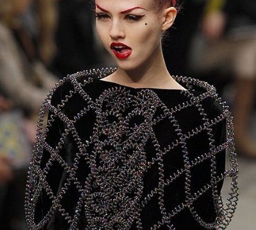 Charlotte Free – modelis rožiniais plaukais (Foto)