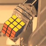 Rubiko kubą robotas įveikė per 15 sekundžių (Video)