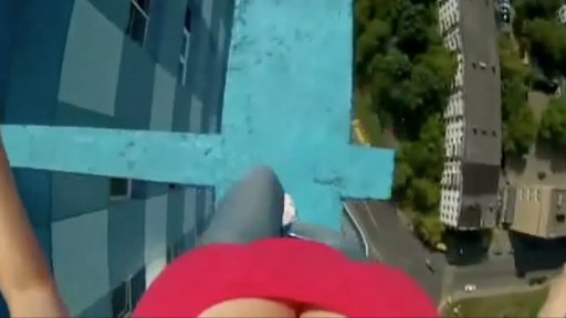 Rusė vaikščiojo stogo konstrukcijomis daugiau nei 100 metrų aukštyje (video