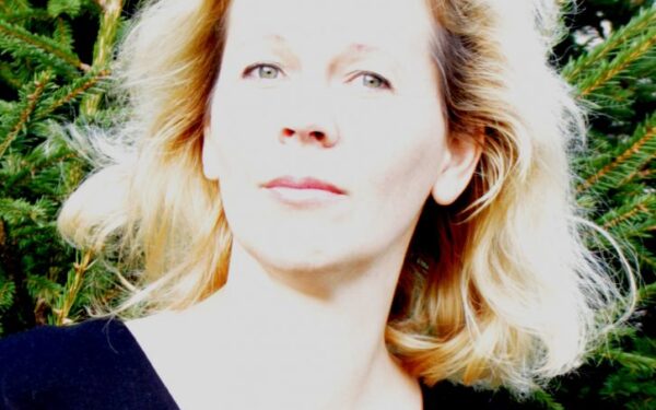 Rašytoja ir dailininkė Rūta Dzin: „Man gyvybiškai būtina prisiliesti prie žemės, kad atgaučiau jėgas“