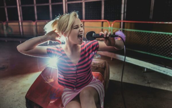 Muziką tik balsu ir „lūperiu“ kurianti Rūta Žibaitytė pristato naują dainą