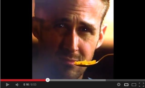 Video pusryčiai. Internetą užkariavęs vaizdelis „Ryanas Goslingas nevalgys savo košės“ (video)