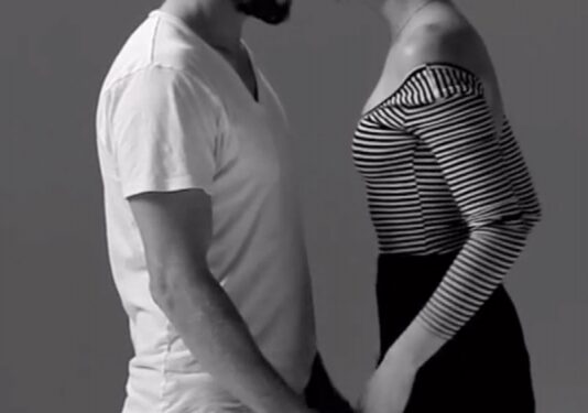 Pirmasis bučinys: 20 nepažįstamųjų bučiuojasi pirmąjį kartą (video)