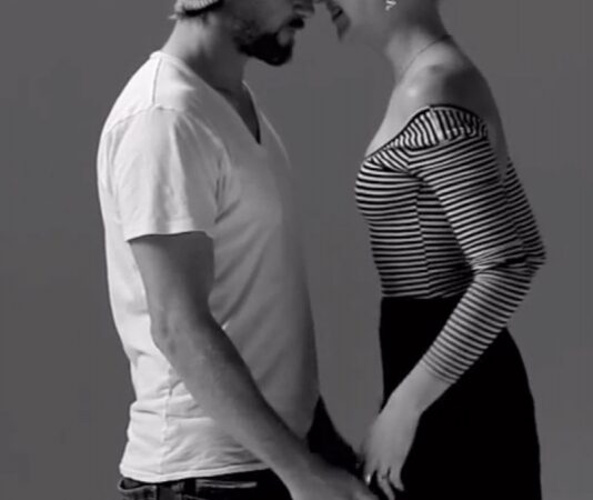 Pirmasis bučinys: 20 nepažįstamųjų bučiuojasi pirmąjį kartą (video)