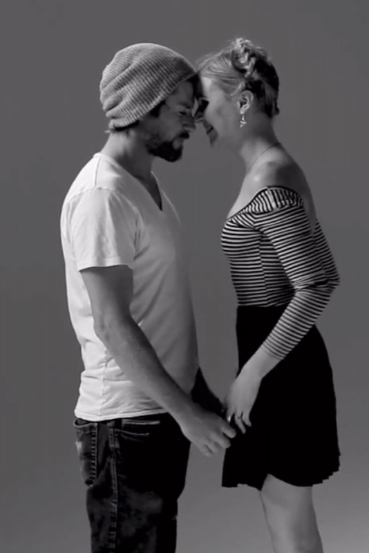 Pirmasis bučinys: 20 nepažįstamųjų bučiuojasi pirmąjį kartą (video)
