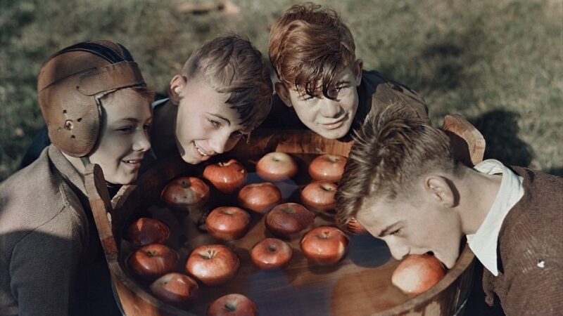 Tobulose nuotraukose tobula vaikystė – ką veikė vaikai, kai nebuvo kompiuterių