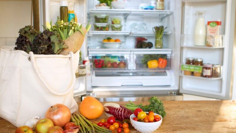 Šaldytuvo higiena: kaip išlaikyti produktus šviežesnius ir kovoti su nemaloniu kvapu?