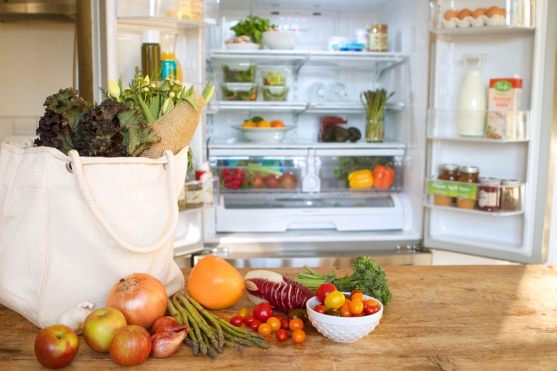 Šaldytuvo higiena: kaip išlaikyti produktus šviežesnius ir kovoti su nemaloniu kvapu?