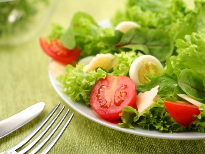 5 pavasarinių salotų paslaptys