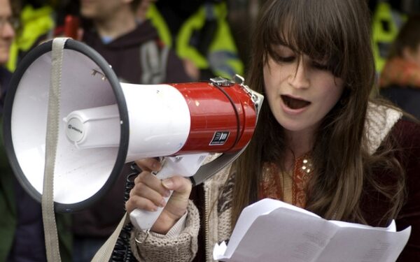 Menininkė Sarah Kelly gamina popierių savo eilėms, iš kurio vėl gamina popierių savo eilėms… (interviu)