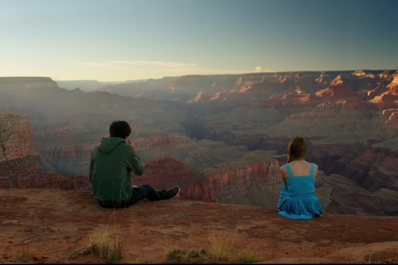 Filmas jaunimui „Tūkstančiai mylių iki tavęs“ parodys ne tik pirmosios meilės