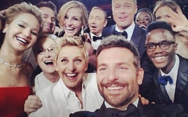 „Selfie“ era baigiasi: pasaulį užkariauja „wefie“