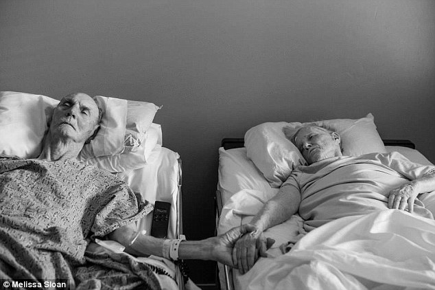 Ašarą spaudžianti istorija: likimo suvesti senukai mirė susikibę rankomis (foto)