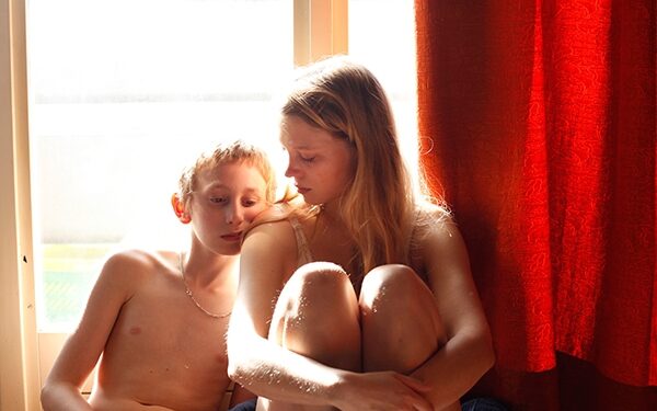 Filmas „Sesuo“ – racionalumo kauke neperkreiptas pasaulio vaizdas (recenzija)
