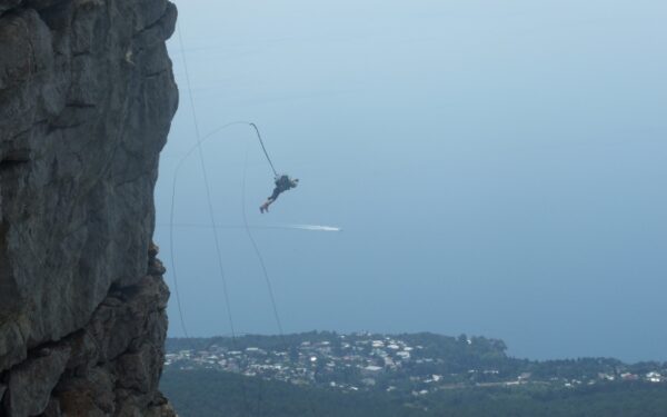 „Rope jumpingas“ – laisvė, prilaikoma virvių