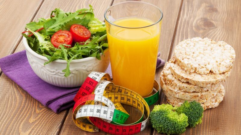 Nuo kalorijų ribojimo iki badavimo. Ką būtina žinoti?