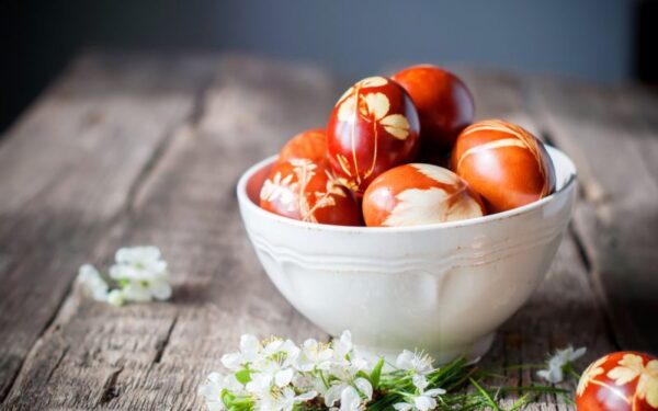 Lietuviškos Velykų tradicijos – kodėl ridename margučius ir kas ta Velykų bobutė?