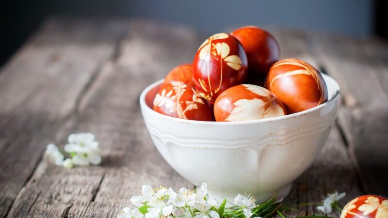 Lietuviškos Velykų tradicijos – kodėl ridename margučius ir kas ta Velykų bobutė?