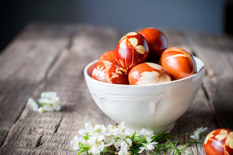 Lietuviškos Velykų tradicijos - kodėl ridename margučius ir kas ta Velykų bobutė?