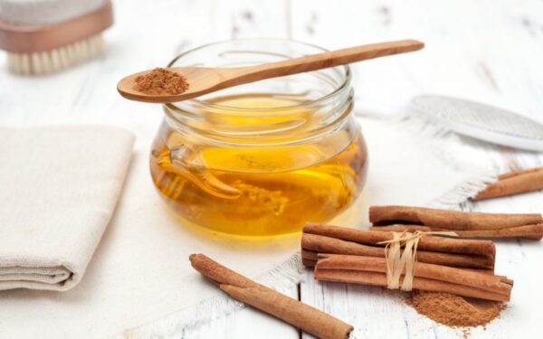 Plaukų kaukė su medumi ir cinamonu