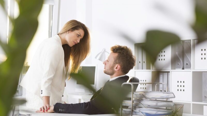 Ar lietuviai pradėtų romantinius santykius su kolegomis?