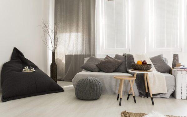 Kaip parinkti ir sustatyti svetainės baldus, kad būtų jauku ir praktiška