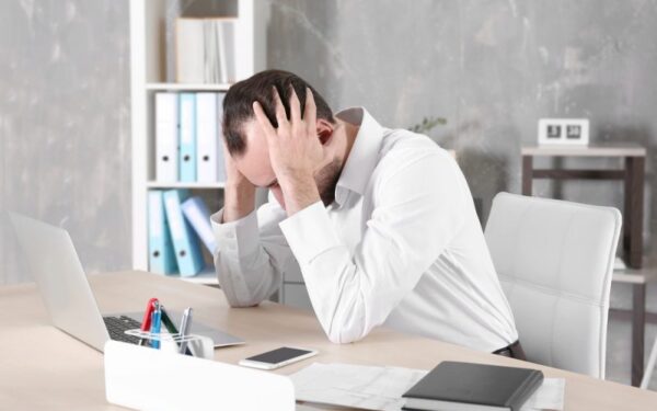 5 dažniausios grėsmės sveikatai, dirbant sėdimą darbą