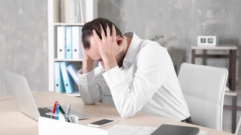 5 dažniausios grėsmės sveikatai, dirbant sėdimą darbą