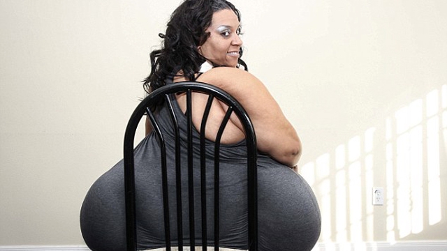 Pro duris nepralendanti moteris – plačiausios sėdynės savininkė pasaulyje (foto)