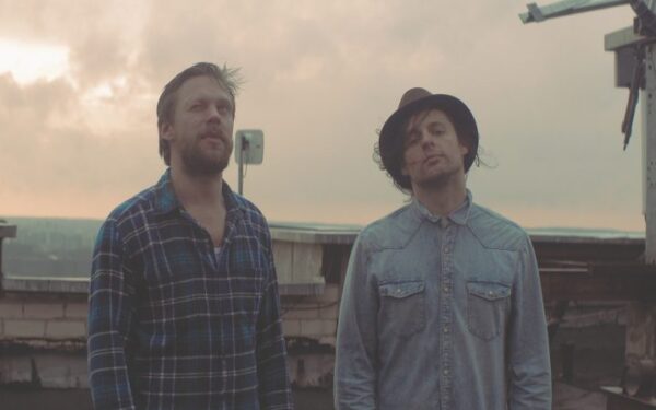 Grupė „Sisters On Wire“ pristato naują, išgyvenimų kupiną dainą „Voices“