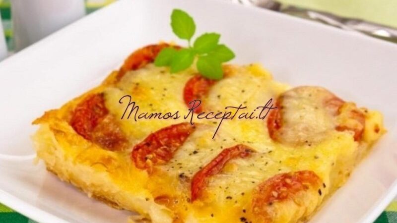 Sluoksniuotos tešlos pica su sūriu ir pomidorais