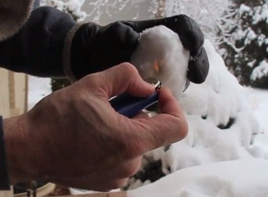 Amerikiečiai pašiurpę: JAV užklojęs sniegas žiebtuvėlio liepsnoje netirpsta ir virsta suodžiais (video)