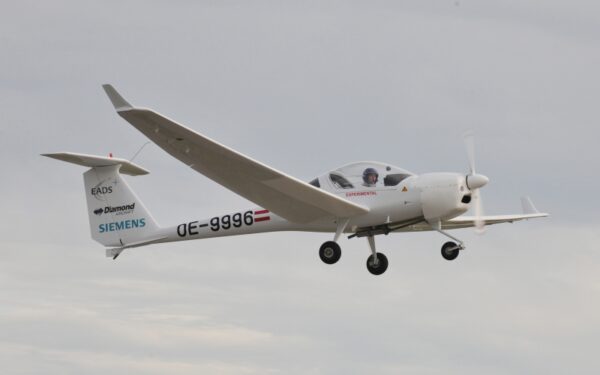 DA36 E-Star – pirmasis pasaulyje serijinis hibridinis elektra varomas lėktuvas (Video, foto)