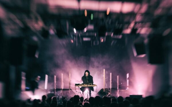 Muzikiniuose pusryčiuose – į Lietuvą atvyksiančio britų elektroninės muzikos kūrėjo Sohn kūrinys „The Wheel“