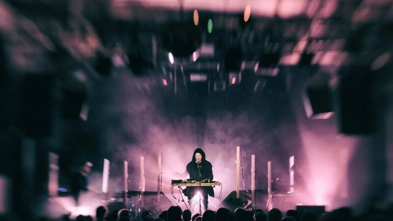 Muzikiniuose pusryčiuose – į Lietuvą atvyksiančio britų elektroninės muzikos kūrėjo Sohn kūrinys „The Wheel“